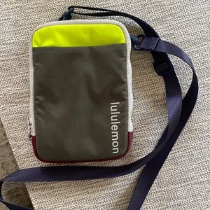 Lululemon Easy Access Crossbody - EUC